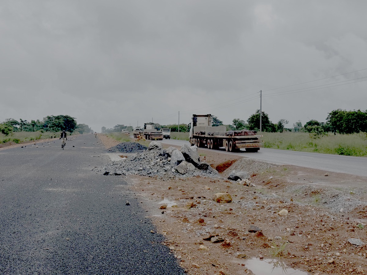 De afstand tussen Ndola en Lusaka is ongeveer 350 km en de reis duurt ongeveer 6 uur. Hoewel ze bezig zijn hier de eerste 4-baans snelweg van Zambia aan te leggen is de weg nu nog niet erg goed. Op veel plekken - vooral de lager gelegen gedeeltes - is de weg kapot door overstroming. Met het aanleggen van de nieuwe weg wordt dat gelukkig ook allemaal aangepakt.