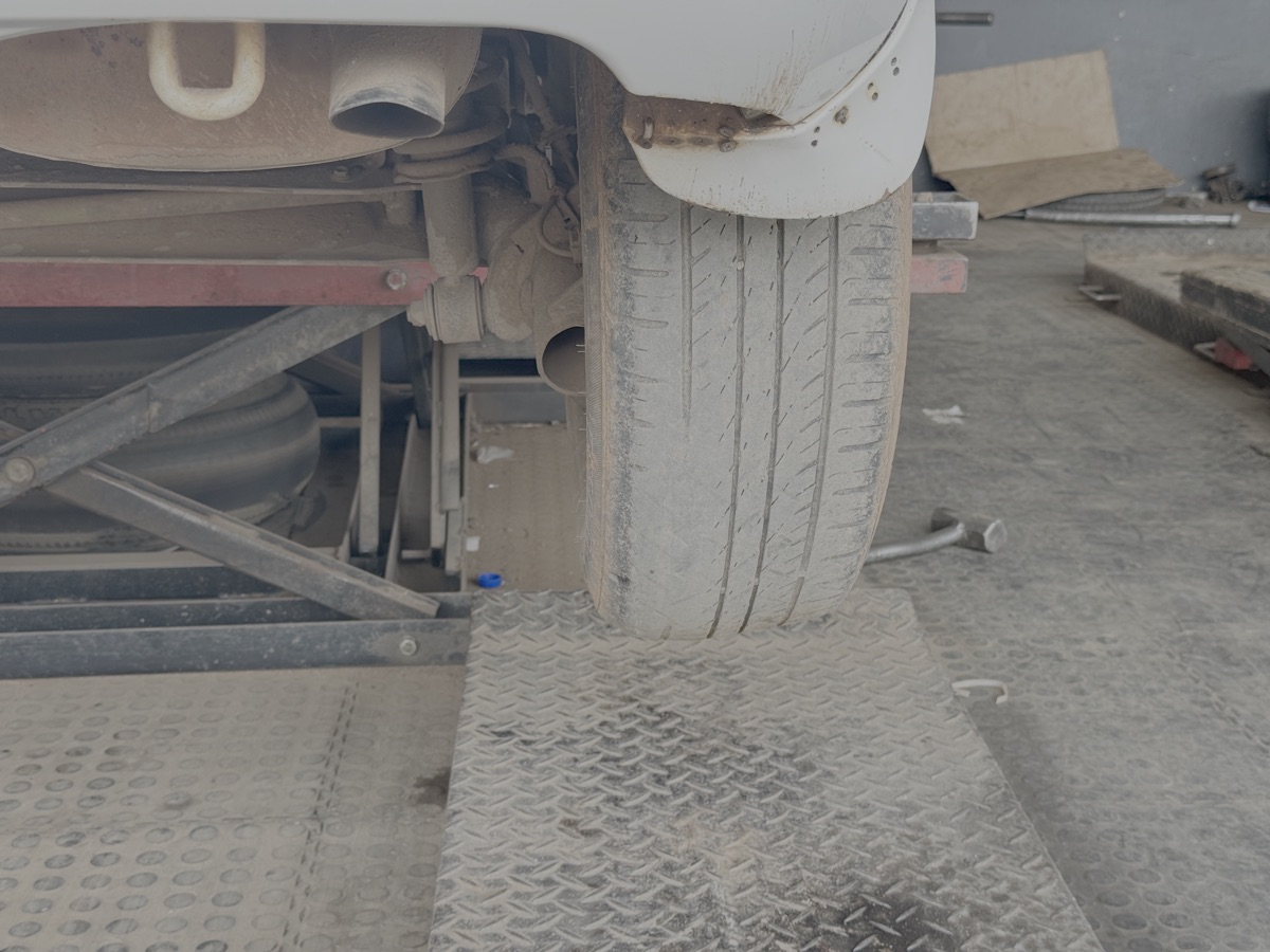 17 Januari:
Tijdens de reis merkten we dat de auto nogal trilde. Op de foto de oorzaak, dus vandaag twee banden vervangen.