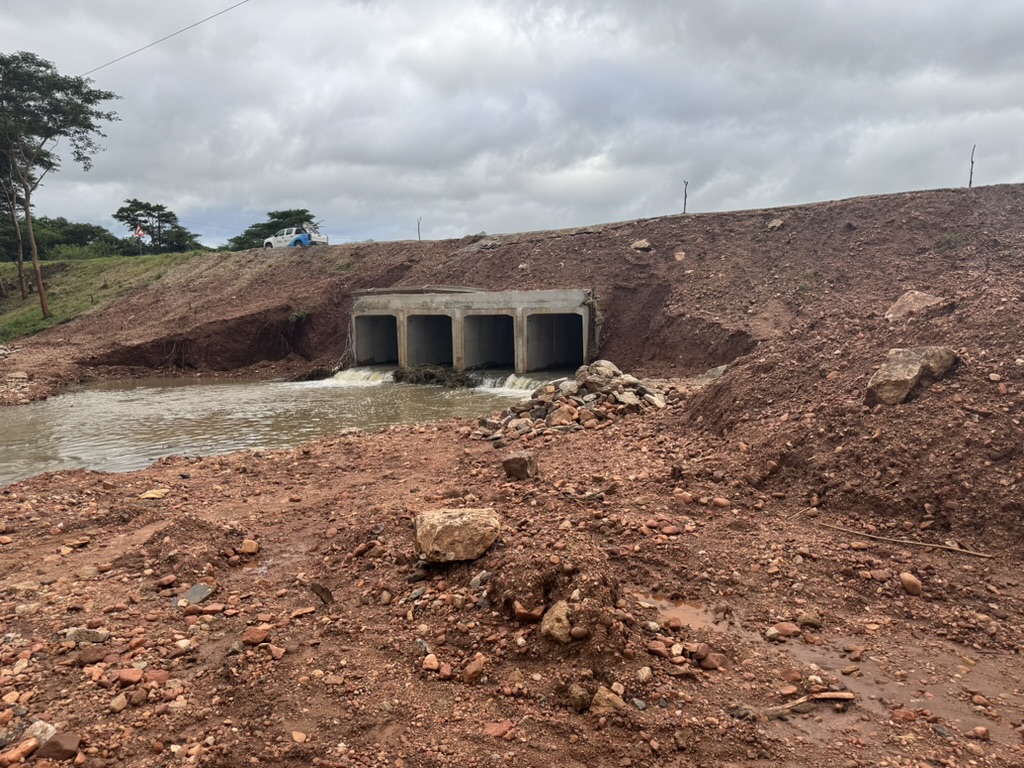 22-January-2026: Vandaag vertrokken van Lusaka naar Chipata, een reis van ongeveer 650 kilometer. Onderweg zien we veel gedeeltelijk herstelde bruggen die door hevige regen waren weggespoeld.