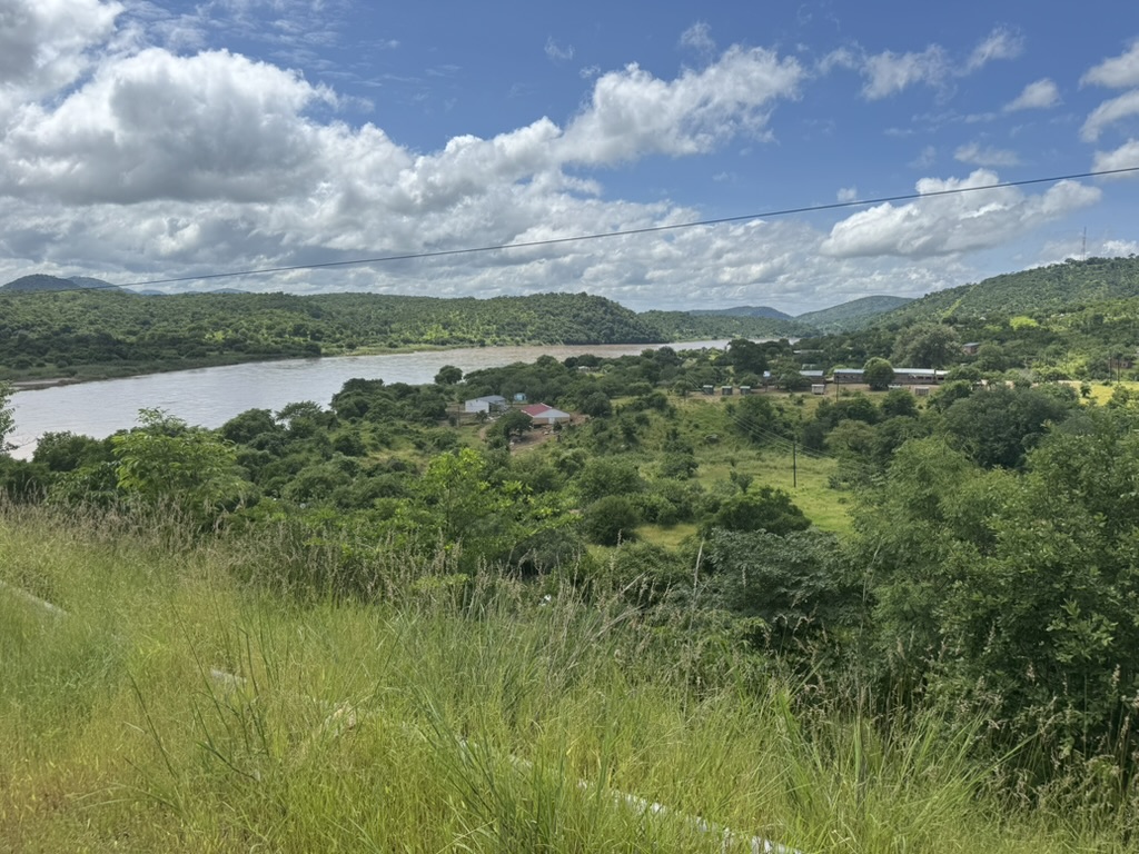 Halverwege de reis arriveren we in het plaatsje Luangwa waar ook de gelijknamige rivier langs stroomt. Door de regen is de rivier vol en is alles heel mooi groen. Hier wordt heel veel vis gevangen, zoals Tilapia en Tijgervis. Hier wordt de vis (uitgezonderd de ingewanden) in zijn geheel opgegeten. Voor mij nogal een uitdaging.😉