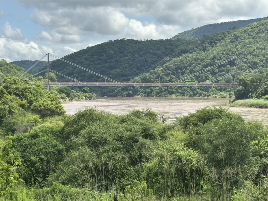 De brug over de Luangwa rivier
