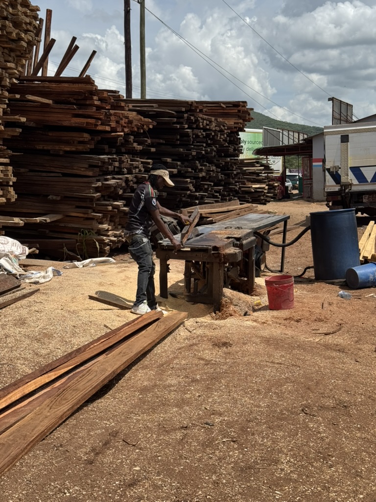 Hier worden enkele planken op maat gezaagd