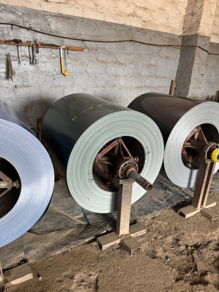 Van deze rol worden de aluminium platen gemaakt voor het dak van beschutting
