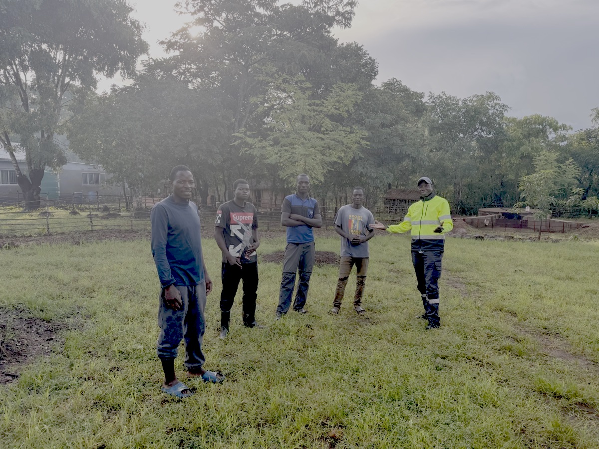 25-01-2026: Aan het einde van de middag arriveerden we in in trainings centrum in Mishoro village. We werden welkom geheten door Shema (links) en zijn vrienden. Shema is verantwoordelijk voor onze organische tuin en zijn vrienden helpen hem en ons heel veel. De tuin ziet er heel goed uit, natuurlijk ook geholpen door de vele regens. Erg blij om hier weer te zijn!