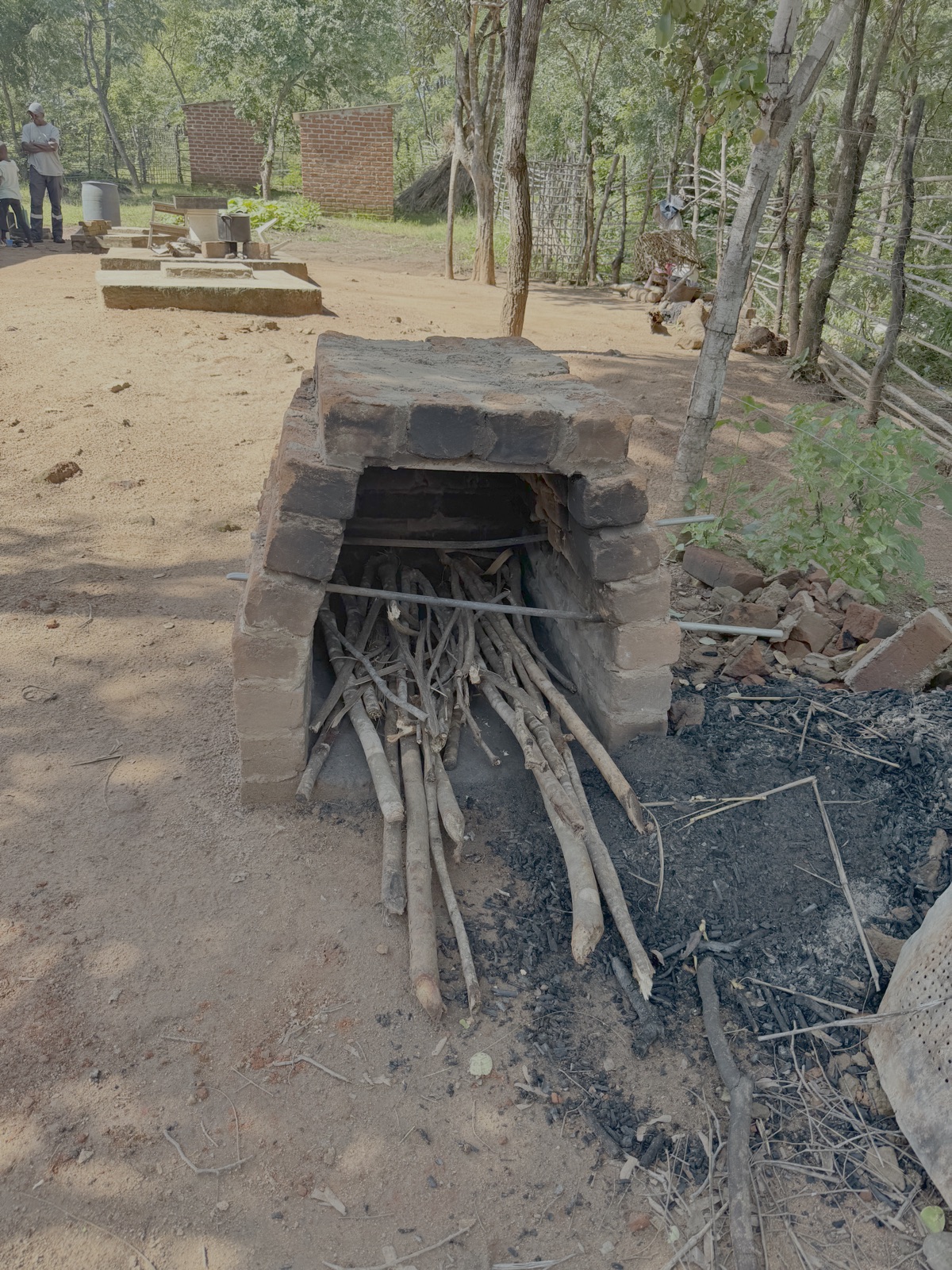 Traditionele houtoven die Lydia gebruikt om brood te bakken. Net zoals veel mensen in het dorp kopen wij ook het brood van haar.