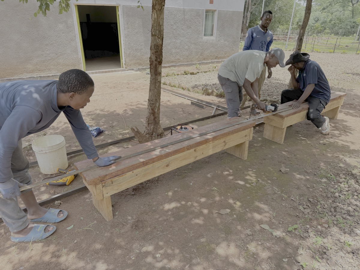 26-01-2026: Vandaag beginnen we met het bouwen van de open beschutting voor de moeders en kinderen die ons maandelijks deelnemen aan het  programma ter voorkoming van ondervoeding. We hebben gekozen voor een staalconstructie omdat  hout vaak door termieten wordt aangetast. 