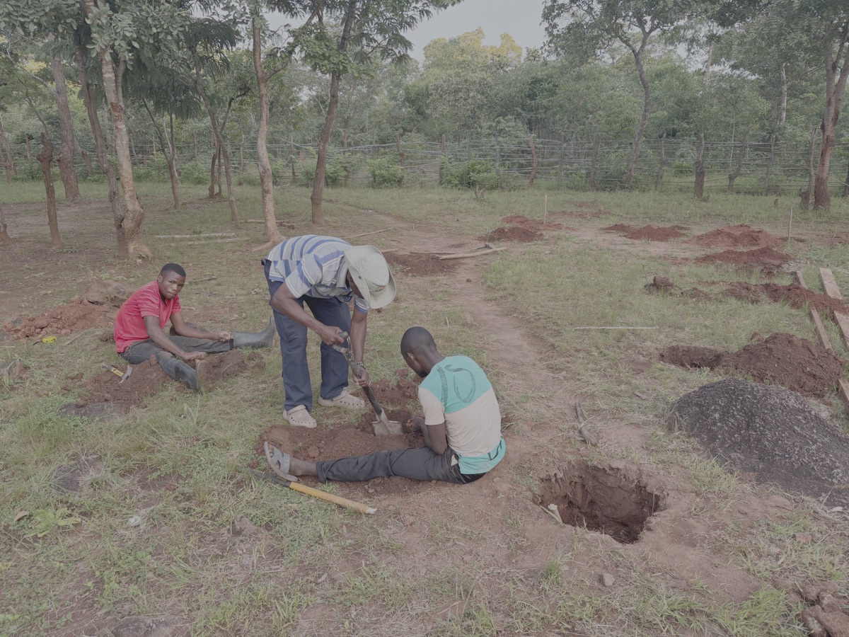 De staalconstructie wordt verankerd in beton. Hier worden de gaten gegraven die later worden opgevuld door beton