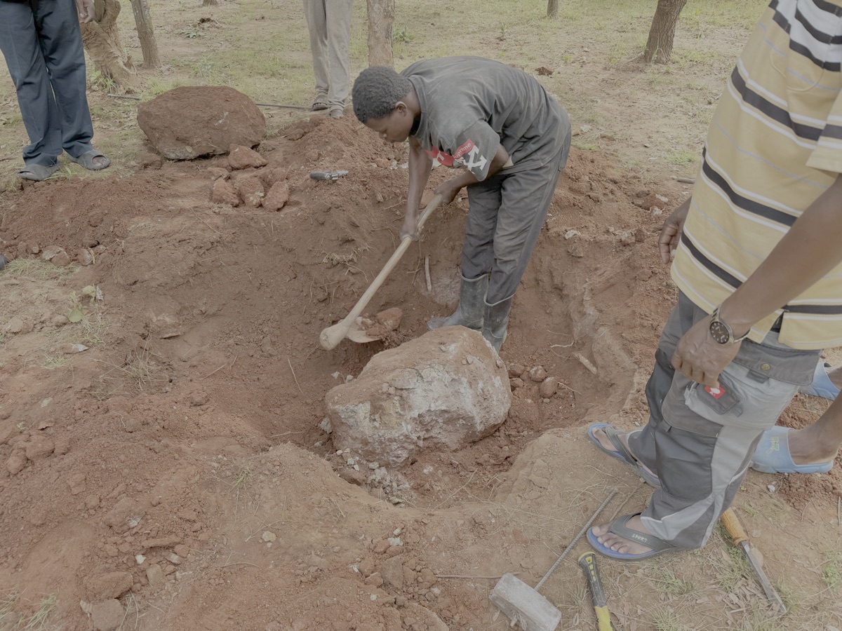 27-01-2026: Niet altijd gemakkelijk als er op de plek waar de paal verankerd wordt een groot stuk rots begraven ligt.