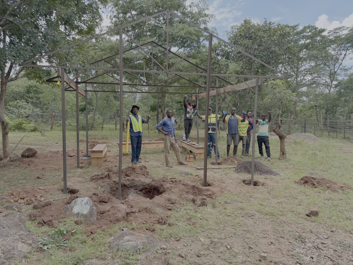 De eerste drie raamwerken zijn geplaatst en we kunnen beginnen met het uitrichten en het storten van beton. Iedereen is erg enthousiast dat alles meezit. Voor mij ook een grote opluchting dat het ontwerp in de praktijk goed uitpakt.