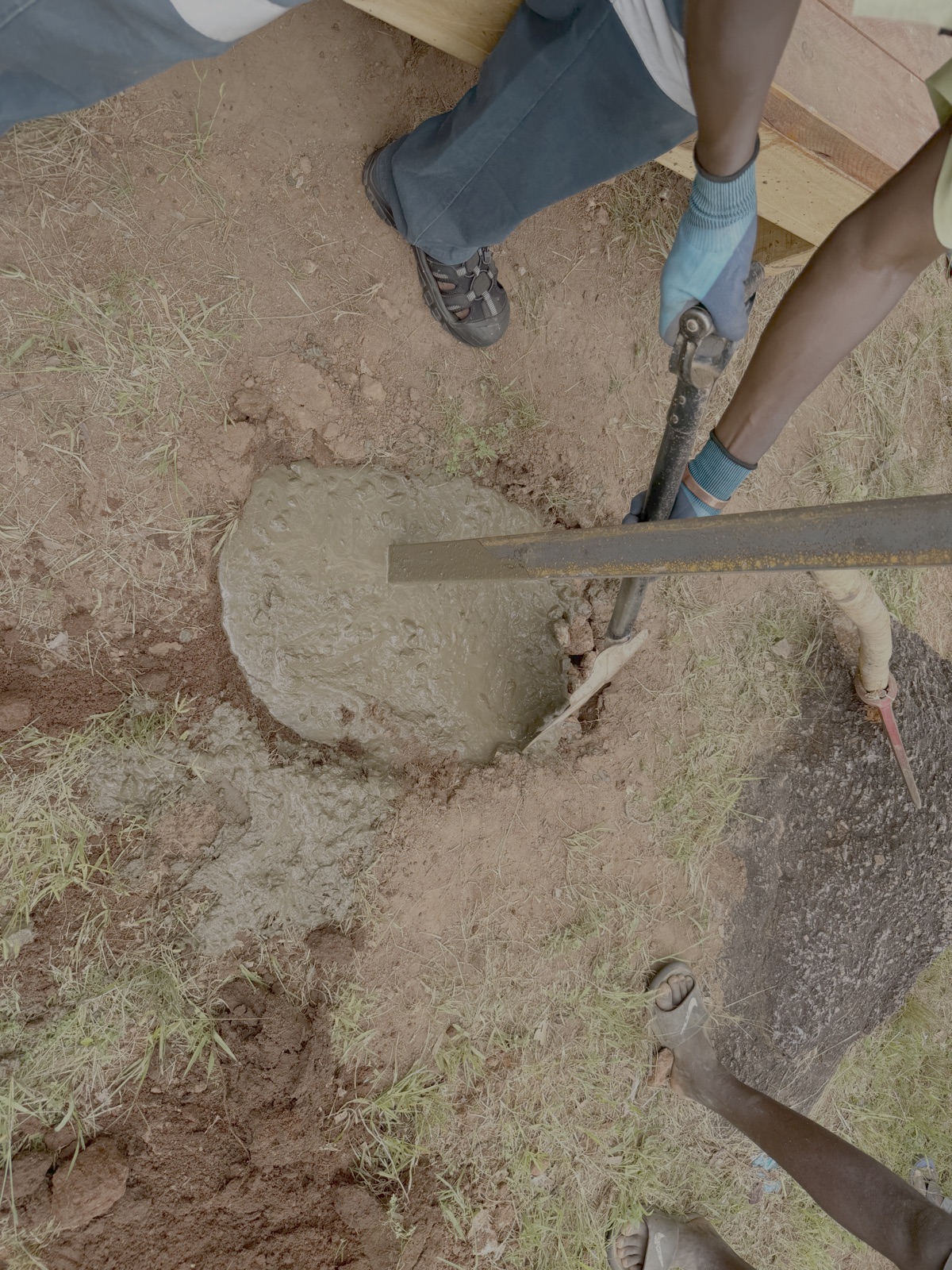 Verankering van de stalen palen in beton
