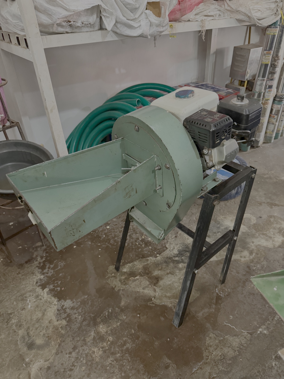 31-01-2025: Dit is een kleine molen om graan, mais, soyabonen en gewone bonen te malen. Door een donatie van IRFF Duitsland zijn we in staat om twee van deze molens te kopen. Hiermee kunnen zelf het eiwitpoeder voor het voedselprogramma maken en besparen we veel geld. Natuurlijk zijn we hier heel blij mee!