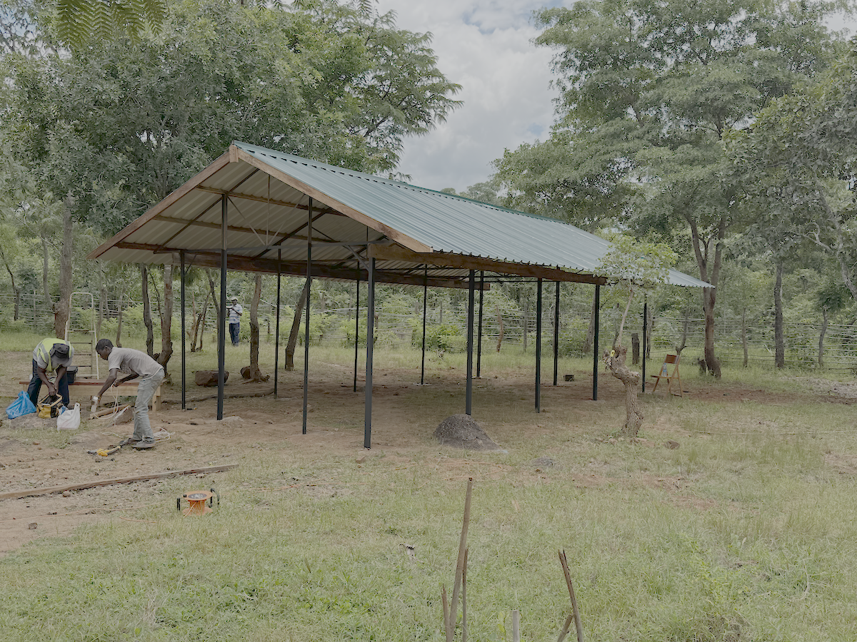 Eindelijk klaar met de beschutting. We gaan er in de toekomst nog een lage muur omheenzetten waar mensen op kunnen zitten maar op dit moment is ons budget niet toereikend