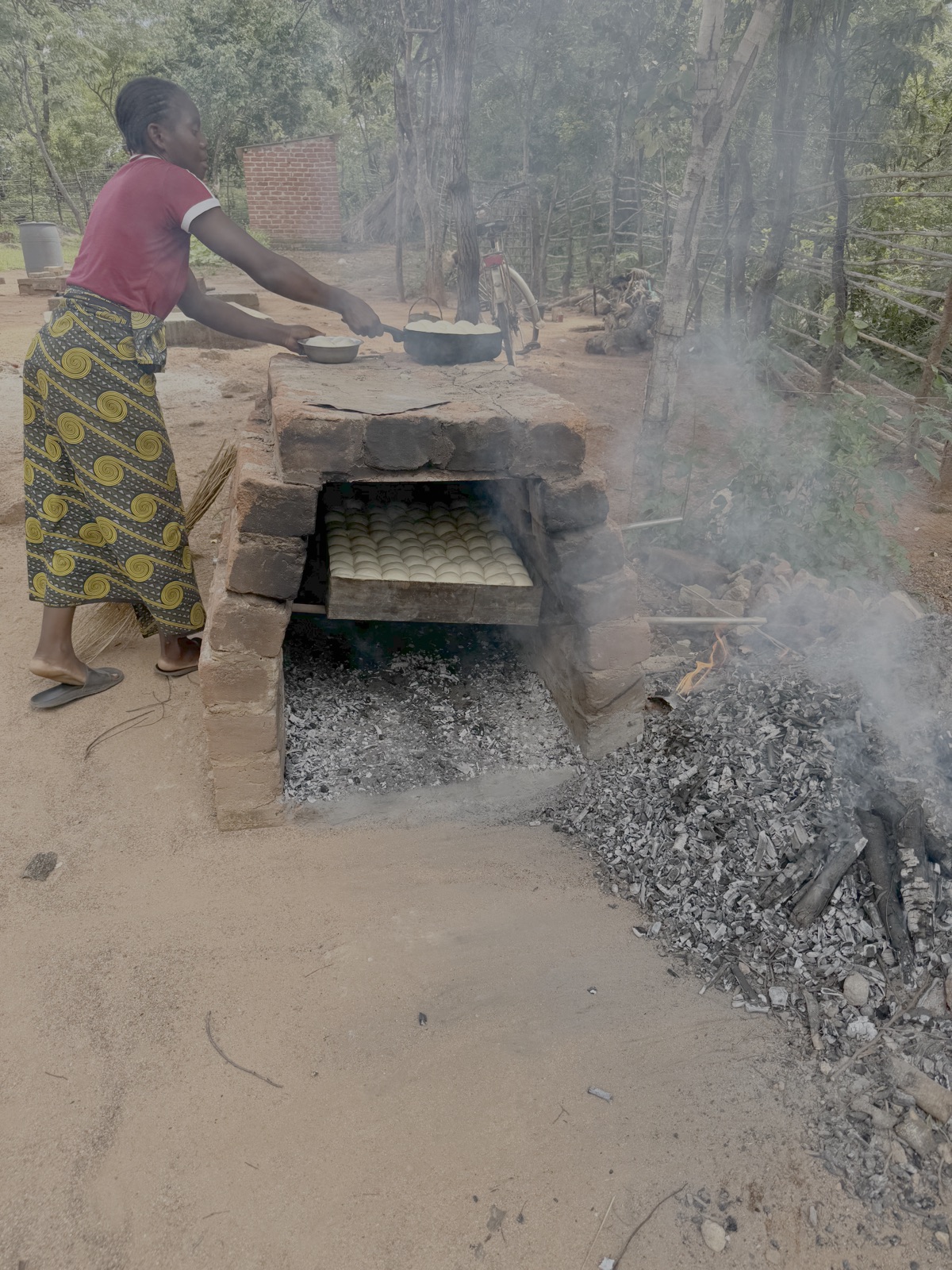 Dan wordt het voorbereide deeg snel in de oven gezet. De bovenkant van de oven bevat een metalen plaat die ondertussen heel heet is geworden.