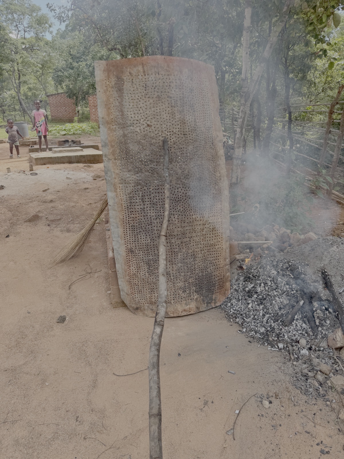 Daarna wordt de oven tijdelijk afgedekt met een stuk geperforeerd metaal