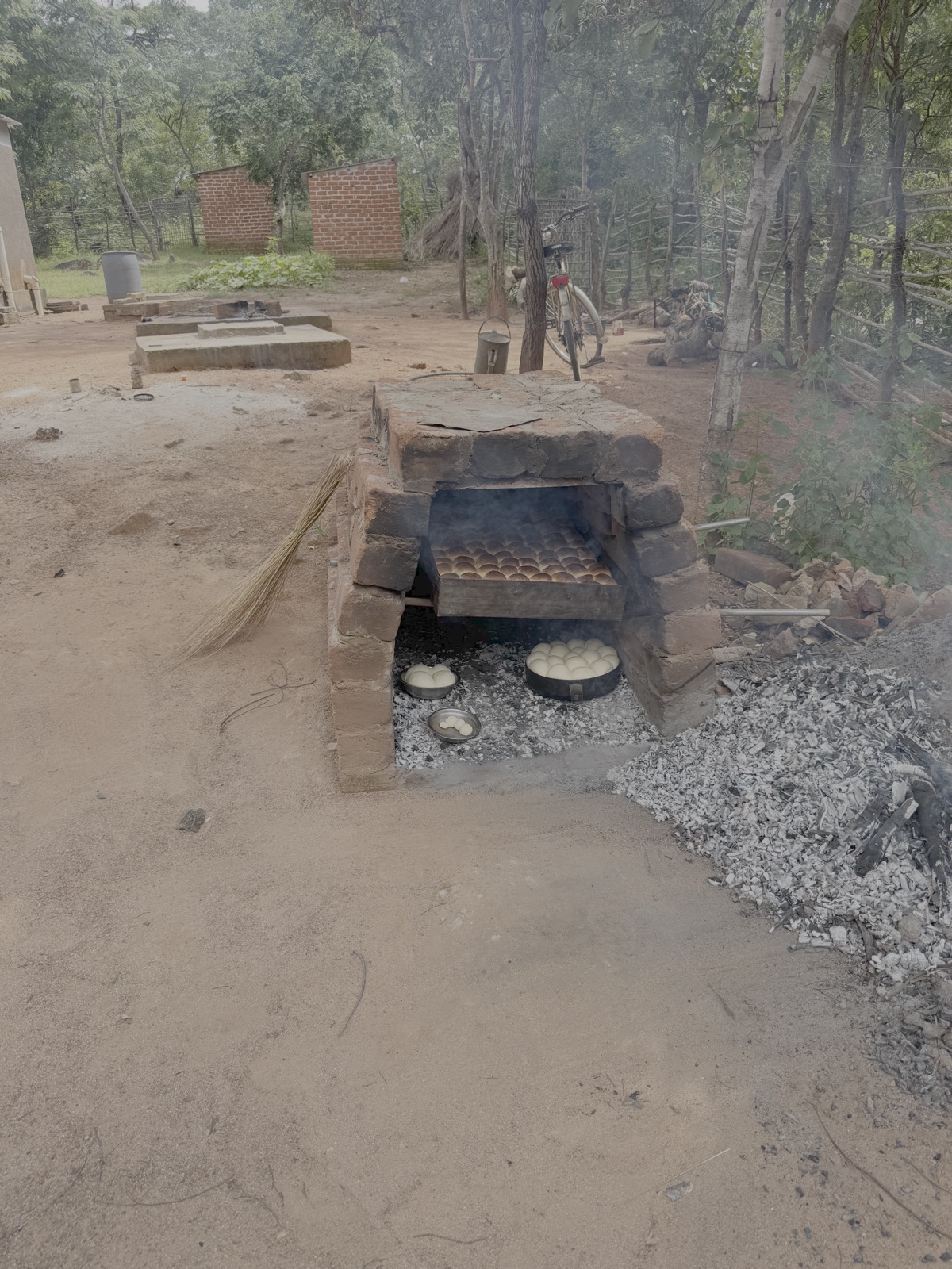 Na enkele minuten is de bovenkant van het brood al bruin. De plaat wordt dan weggehaald en het brood wordt dan in ongeveer 20 minuten gaar gebakken