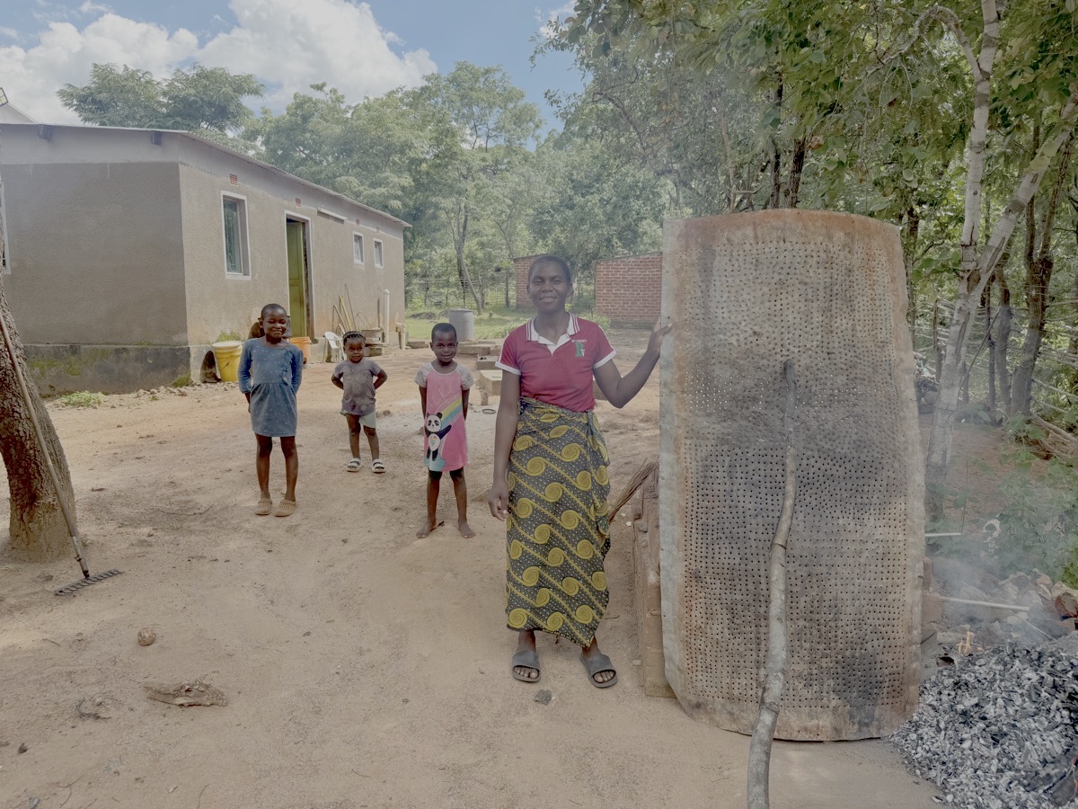 Lydia met twee van haar kinderen en een geadopteerde dochter. (links op de foto)