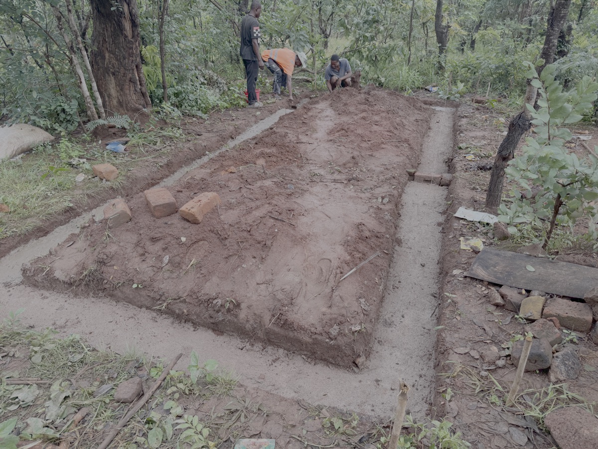 Het idee voor het houden van organische kippen kwam van onze lokale gezinnen. Er is heel veel enthousiasme om hiermee te beginnen. Voor zowel hen als de PUF is dit ook een bron van inkomsten. We zetten dit op onder het principe van co-owner. Iedereen die bijdraagt aan het project is mede-eigenaar en deelt mee met de winst.