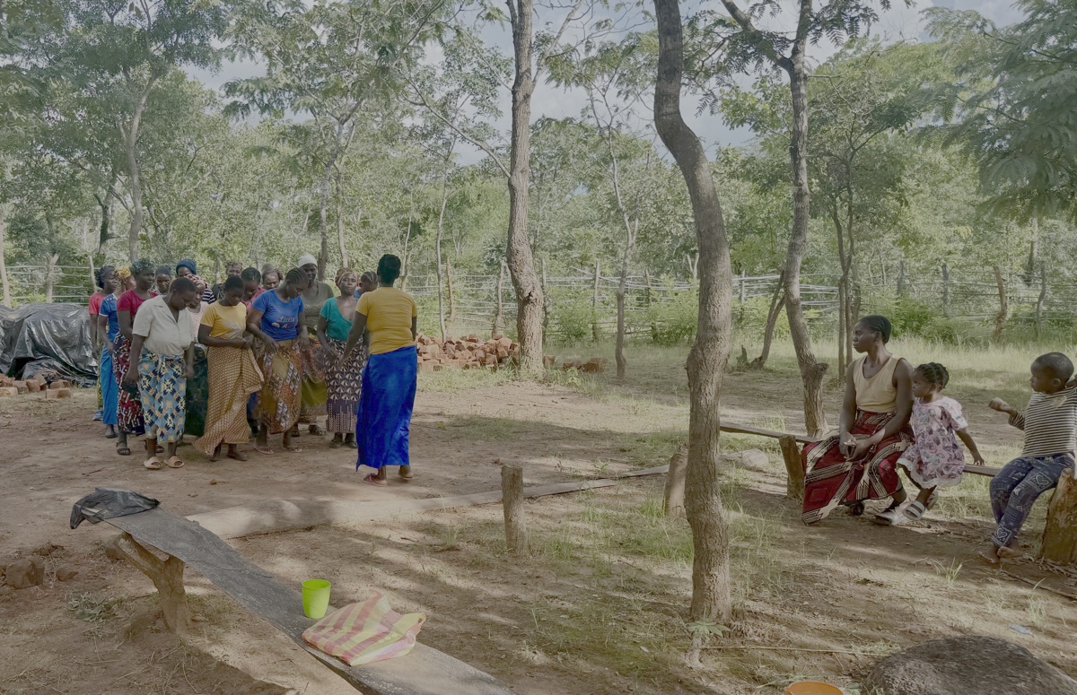 Regelmatig komen vrouwen uit Mishoro village ons bezoeken om te zingen en te dansen. Eenmaal per maand komen ook de vrouwen van de traditionele leiders uit heel Kasengwa naar ons centrum om te vergaderen.