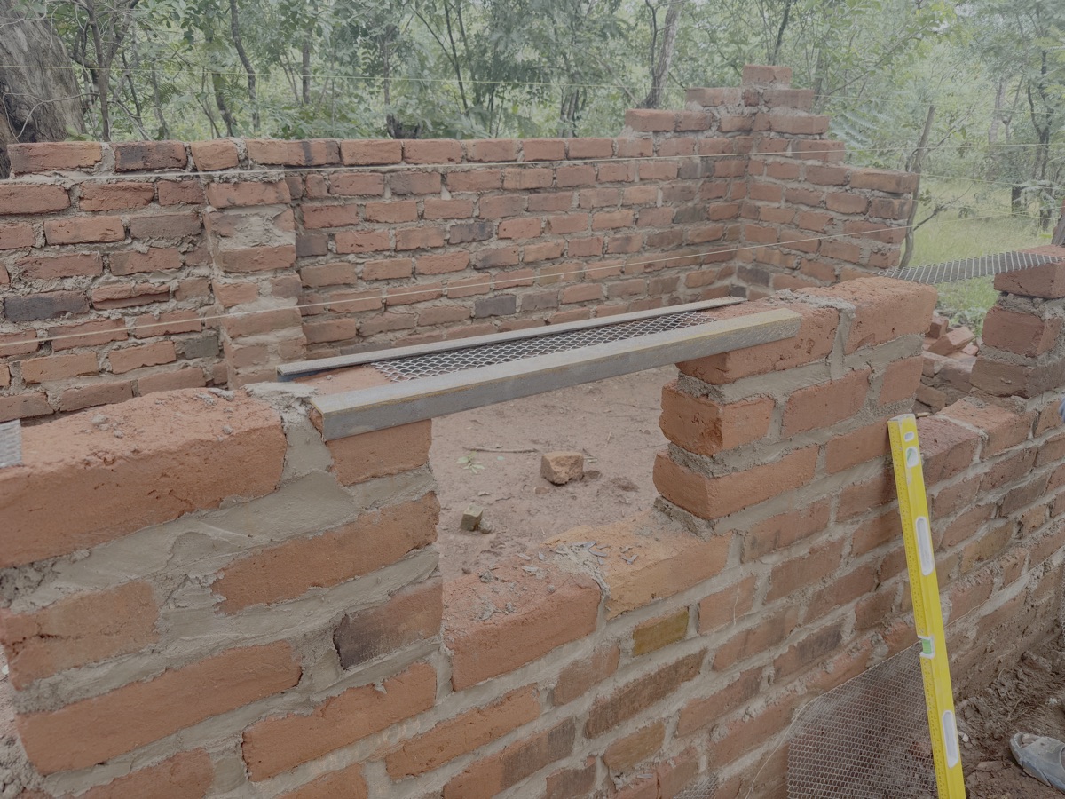 15-02-2026: Vandaag wordt er verder gewerkt aan de kippenschuur. De bovenkant van de ventilatieopeningen wordt ondersteund door stalen profielen een stevig gaas