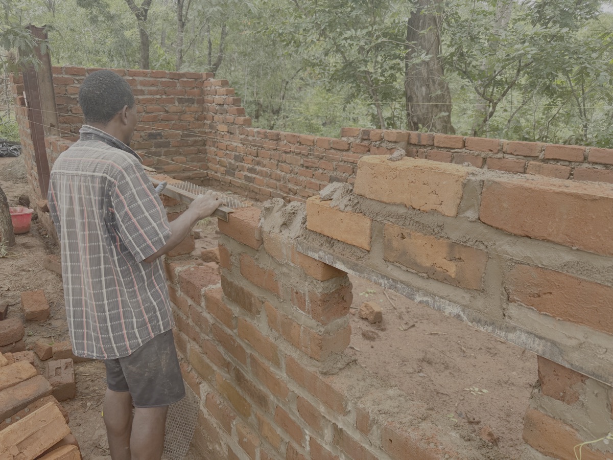 Op de foto Shema met rechts de gemetselde bovenkant van de eerste ventilatieopening.