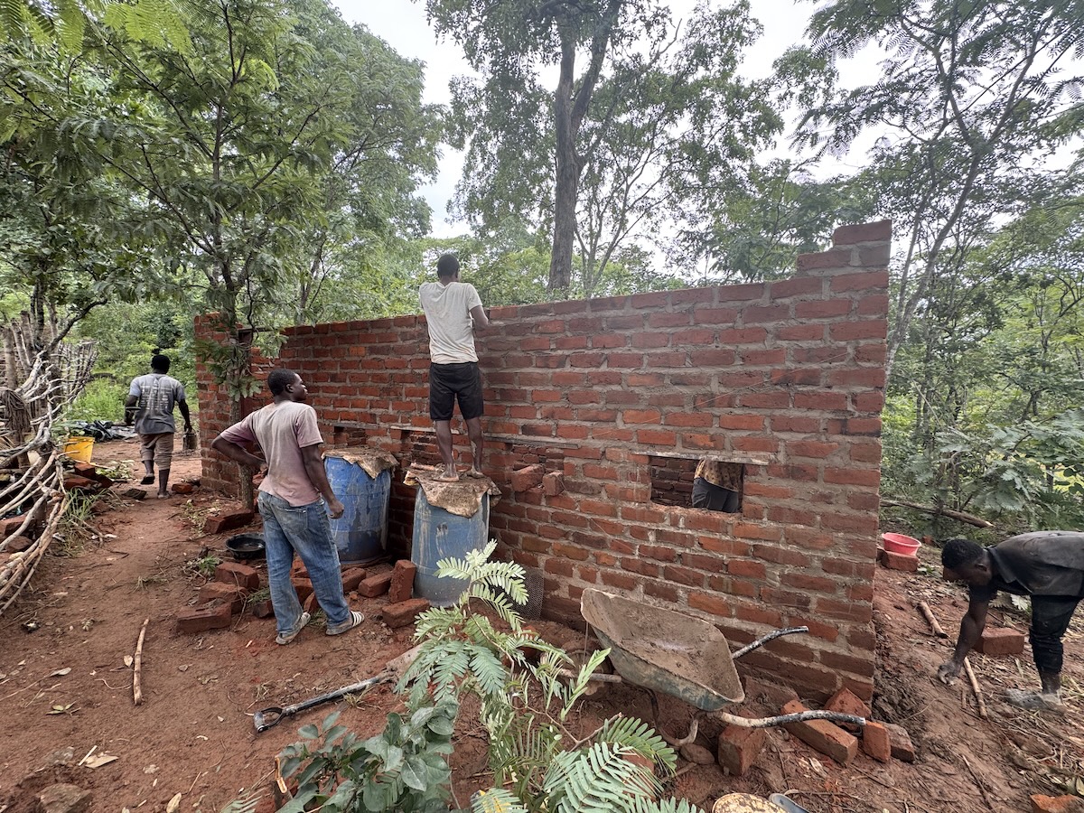 Er wordt heel hard doorgewerkt. Het doel was de schuur vandaag af te maken maar door de vele regens gaat dat niet lukken