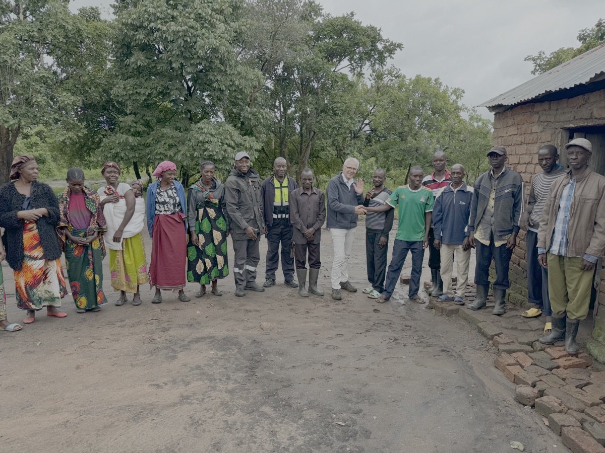 17-02-2026: Welkom geheten in Gundani village. In het groene t-shirt, headman Gundani. Het was een heel lange reis van meer dan 4 uur, vanwege de harde regens van de laatste tijd. De normale weg was te gevaarlijk.
