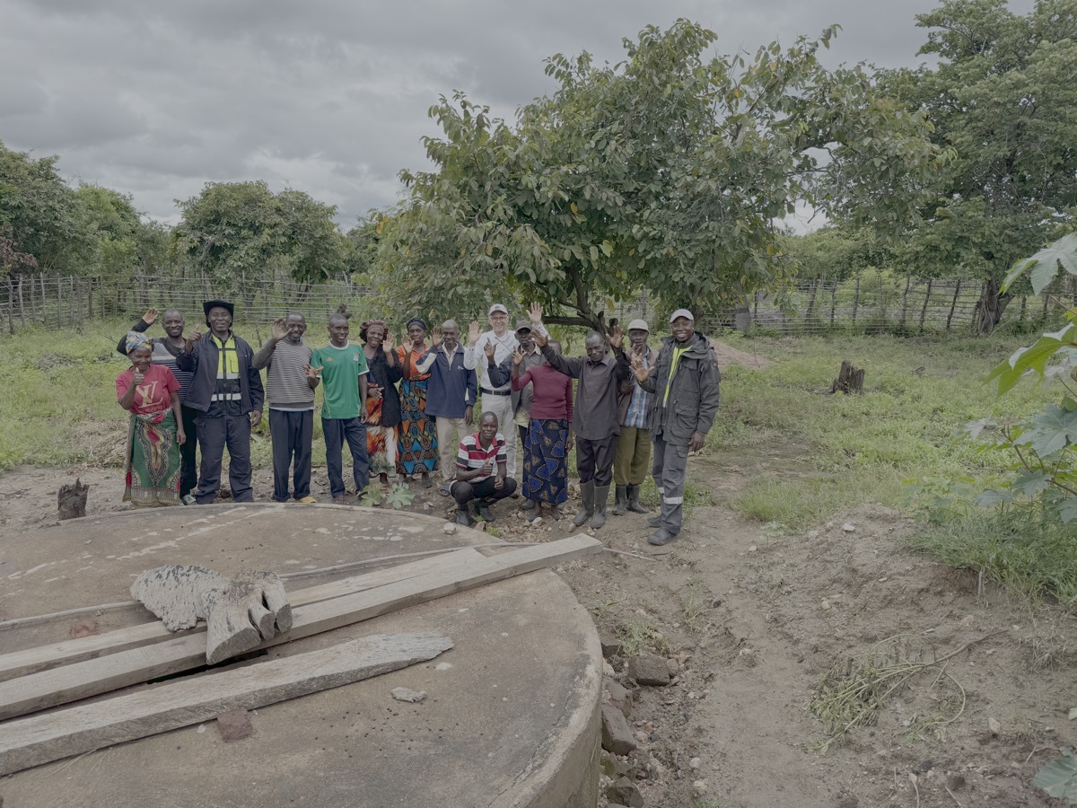 Hier staan we bij het reservoir. Dit moet helaas worden afgebroken en opnieuw worden opgebouwd omdat niet voldoende cement gebruikt is. Na het regenseizoen zal dit worden gedaan. Verder wordt besloten om dan maar van de nood een deugd te maken en het reservoir flink te vergroten! 👍