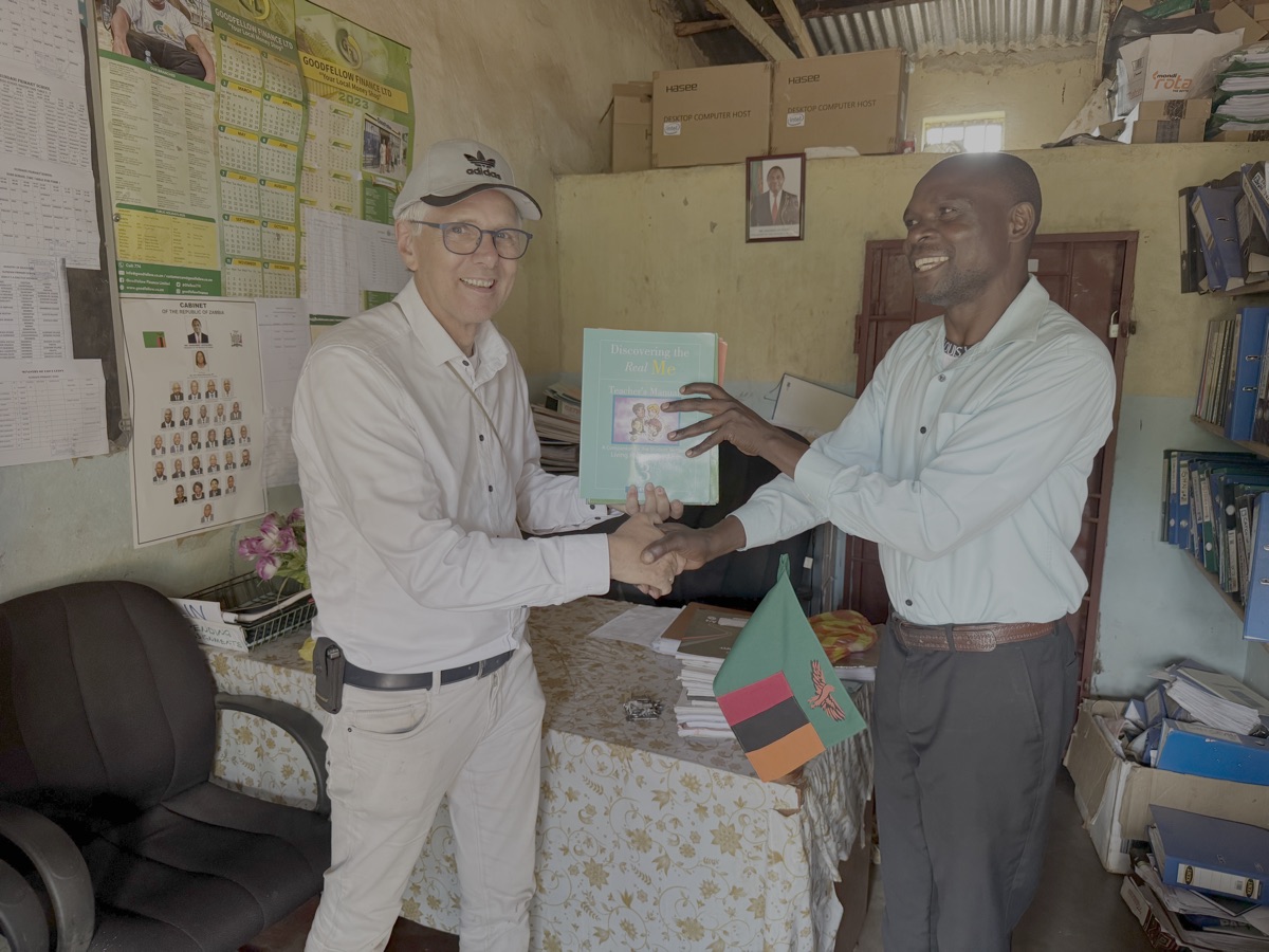 Hier overhandig ik de hoofdonderwijzer een aantal boeken gericht op karakter ontwikkeling. De school scoort nationaal heel goed.