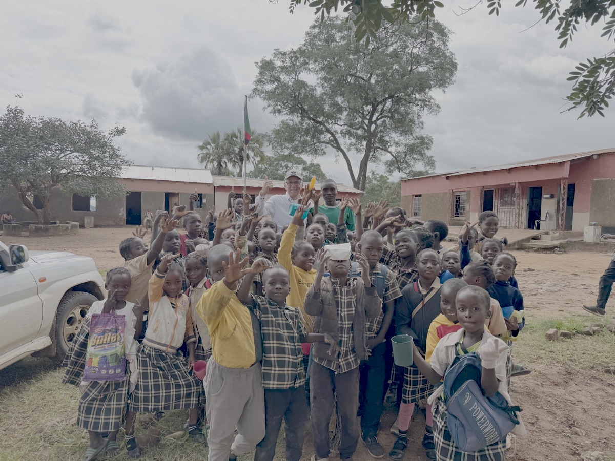 De schoolkinderen vinden het erg leuk om met headman Gundani en mijzelf op de foto te gaan.