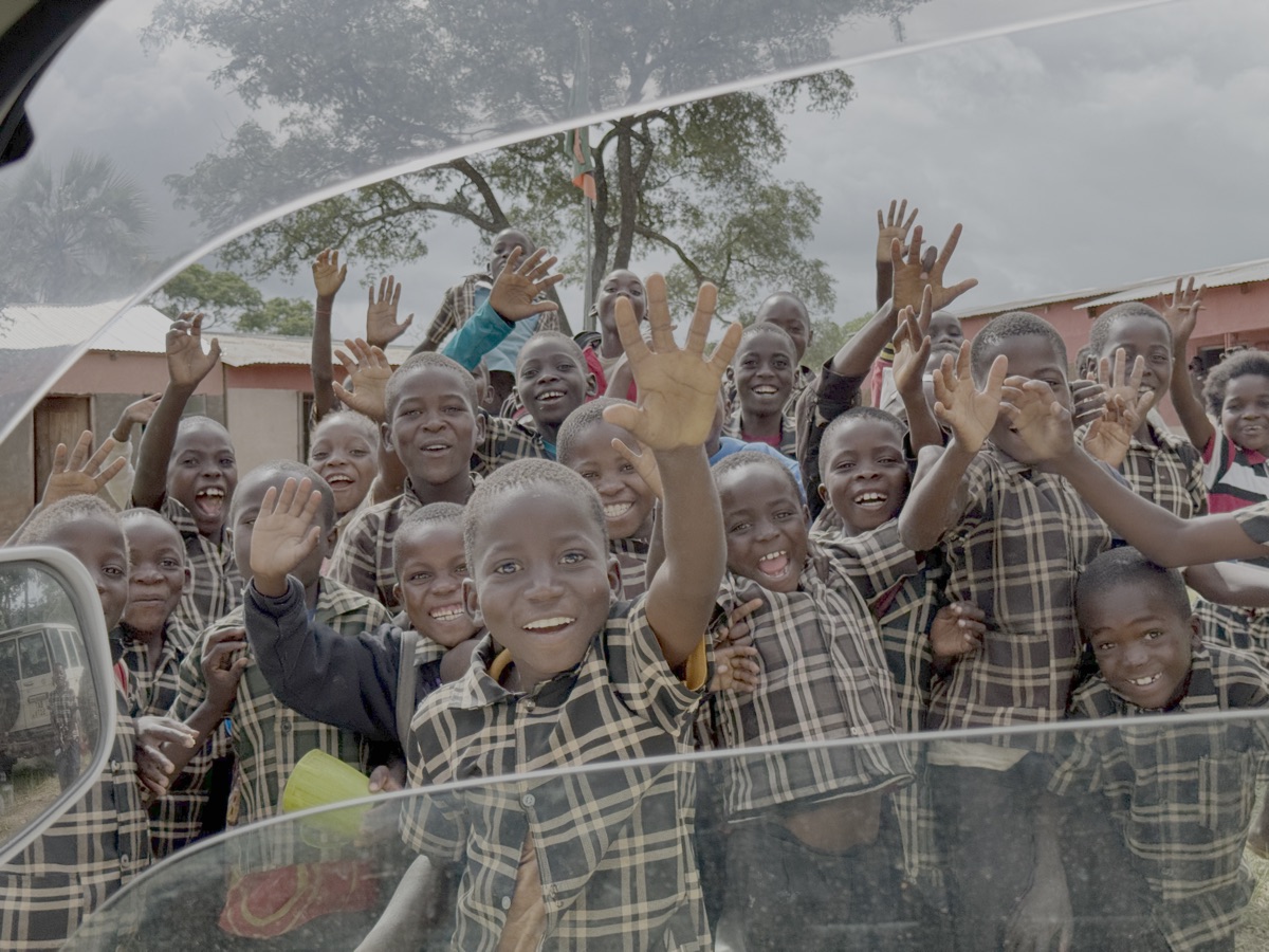 Heel enthousiaste kinderen die ons uizwaaien vanuit de school in Gundani.