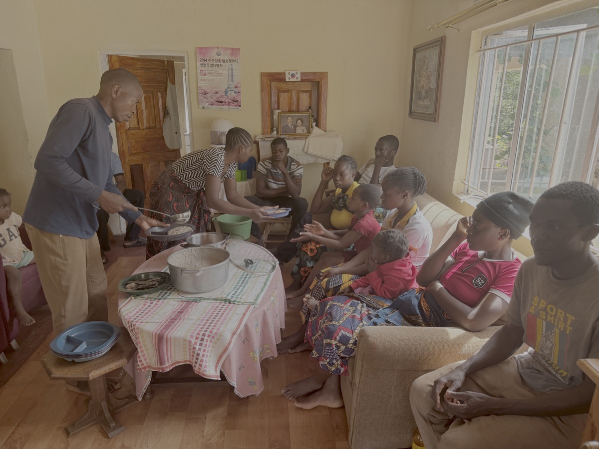 Dit is alweer de laatste dag in Mishoro village. Hier eten we samen ontbijjt.