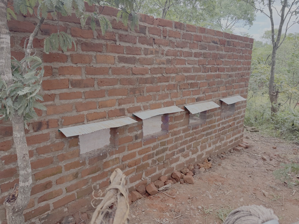 Hier de ventilatie openingen van de kippen schuur. Zoals op de tekening hierboven te zien is zitten deze (aan de windzijde) heel laag, terwijl de openingen aan de andere kant heel hoog zitten. Hierdoor wordt de warme lucht effectief afgevoerd