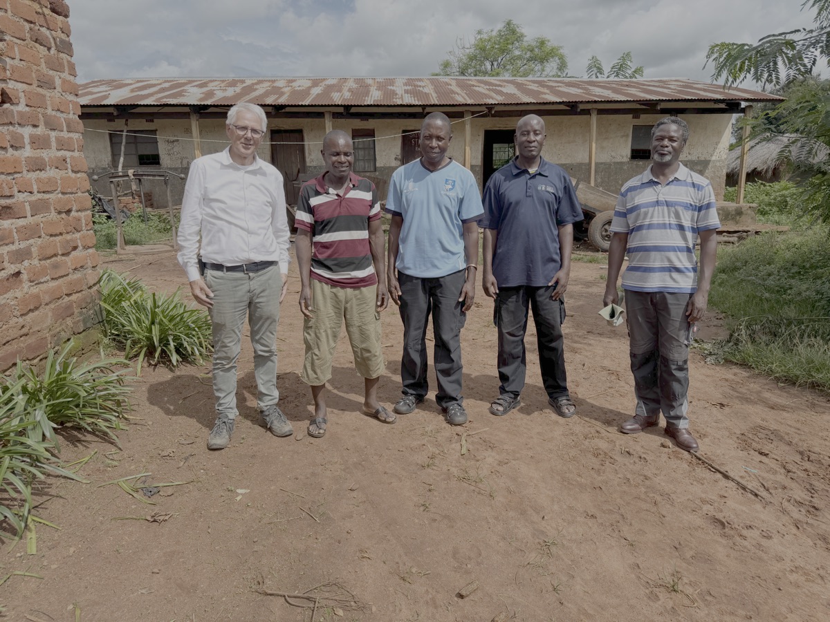 Foto met headman Yohane nadat hij ons had rondgeleid door zijn dorp. Hij is een biologisch boer die schapen, varkens, geiten en kippen houdt en de mest vercomposteerd