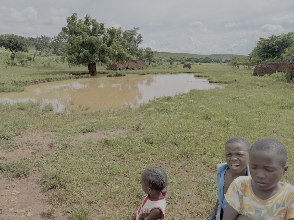 Het dorp is gelegen in een vallei met hele goede grond. Gebrek aan water is echter ook hier een probleem en in 2024 heerste hier hongersnood. Dit is een plek waar we een natuurlijk reservoir kunnen maken omdat de bodem uit vette klei bestaat, welke geen water doorlaat.