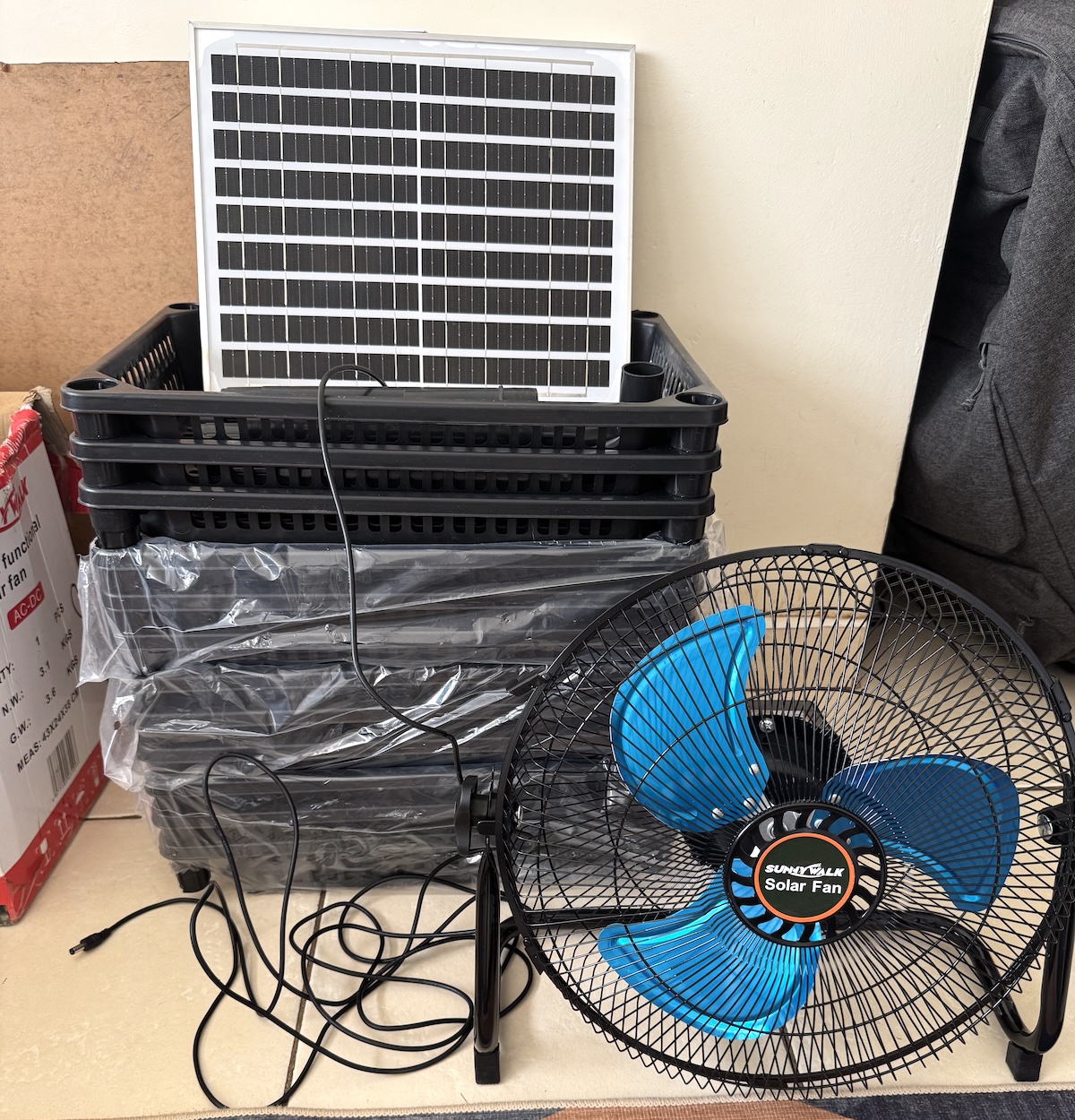 27-02-2026: Sinds enkele dagen terug in Lusaka. De eerste versie van de voedseldroger op zonne-energie werkt goed voor dingen als gember en appels maar is niet effectief genoeg voor vruchten als mango's. Veel nagedacht hoe het ontwerp verbeterd kan worden. Ten eerste natuurlijk door het groter te maken met meer ruimte voor de mango's. Ook moet de luchtstroom verbeterd worden. Op de foto zie je een ventilator die op zonne-energie werkt.