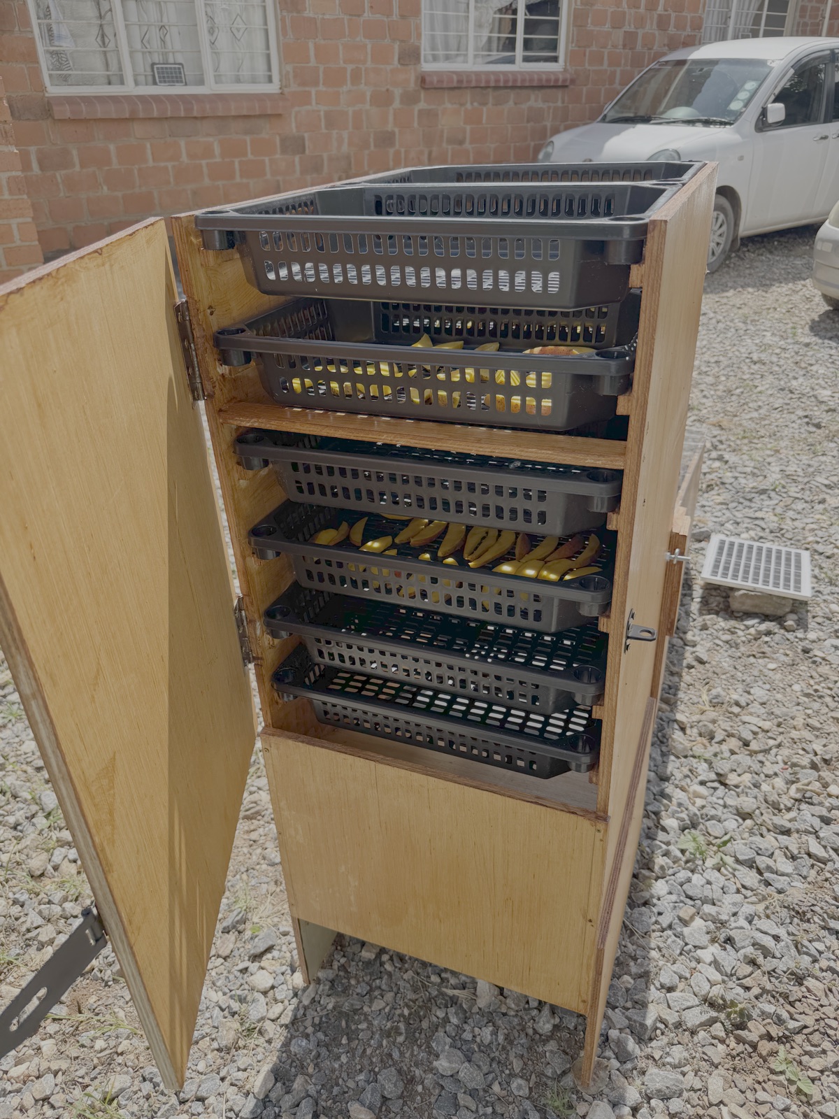 Hier zie je de bakken met mango's. De deur gaat natuurlijk dicht waardoor de lucht langs de mango's geduwd wordt