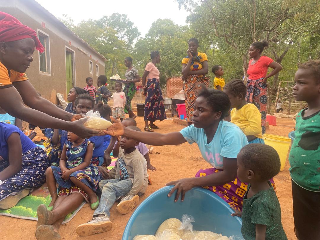 Distributie van eiwitrijke voedsel supplementen voor jonge kinderen