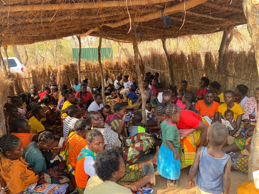 Voorlichtichtingsdag in ons trainingscentrum in Mishoro village. Op deze dagen worden kinderen gewogen en onderzocht.
