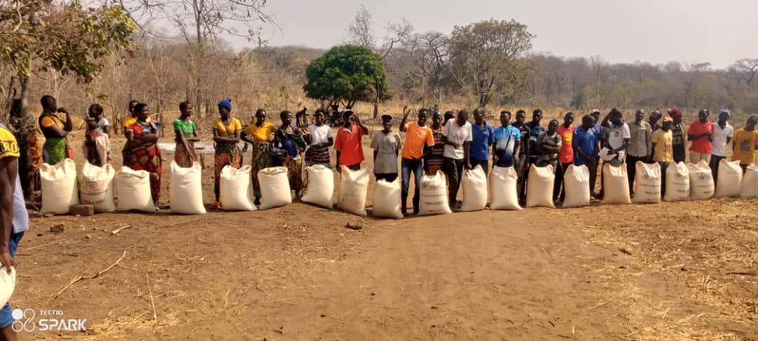 Voedselnoodpakket uitgedeeld aan 20 dorpen vanwege de grote droogte in 2024. Hier de uitreiking in Chiteko.