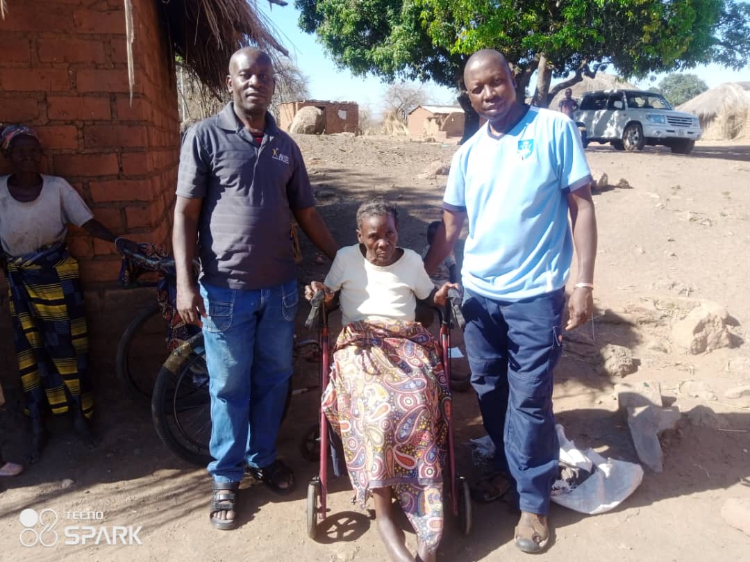 Uitreiking van rolstoel door Felix Chanda (verantwoordelijk voor de trainingsprogrammas) en Dawson Lupili (eindverantwoordelijk voor onze projecten in Zambia) 