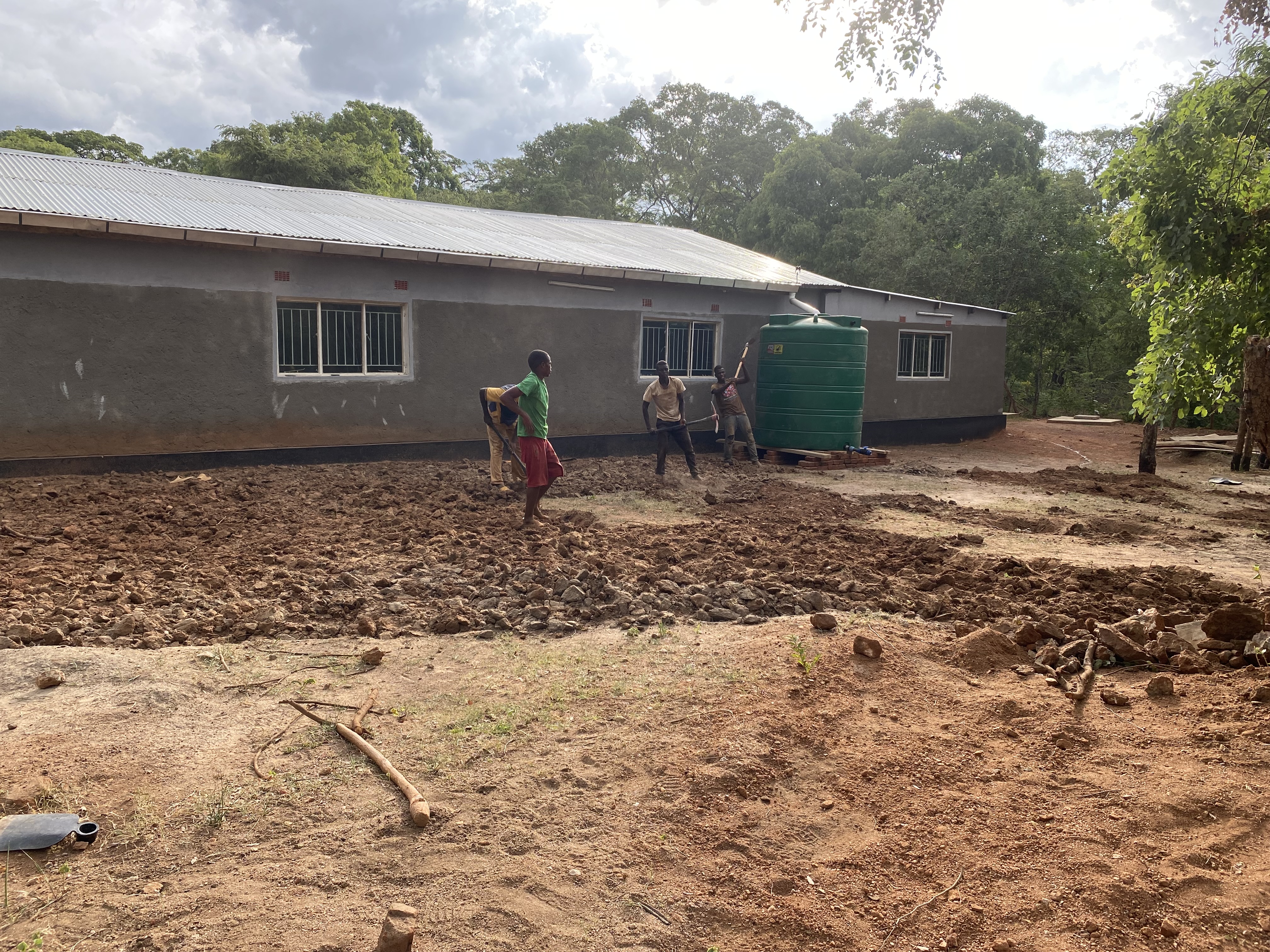 De lokale jeugd helpt ons met het losmaken van de grond. Omdat dit stuk voor het eerst wordt bewerkt is het nodig de grond los te maken