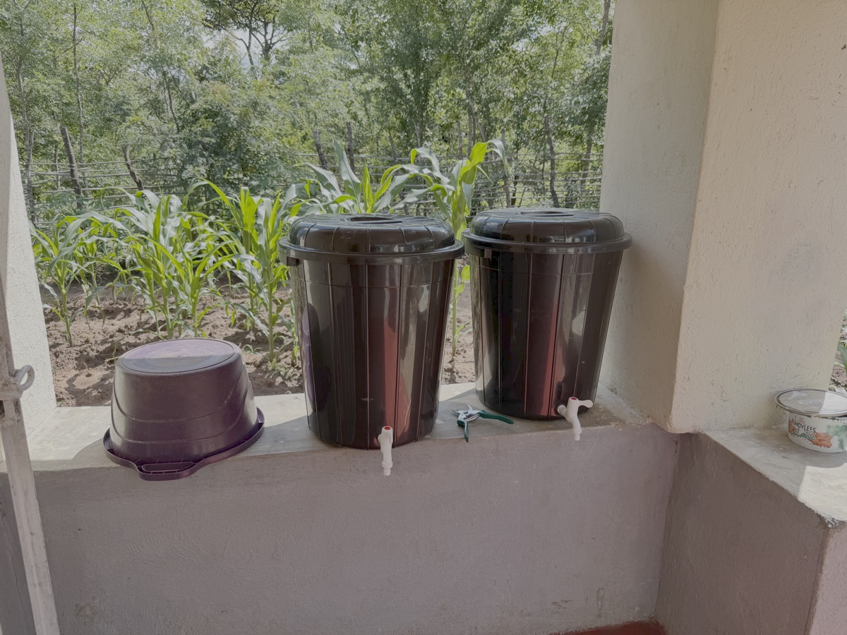 Onze test Bokashi opstelling. Alle restafval van onzelf wordt hierin verwerkt. Het vocht dat daarbij onstaat wordt verdund op het land verspreid ter ondersteuning van de groei. Het pulp restant wordt tot compost verwerkt. Dit systeem werkt zeer goed