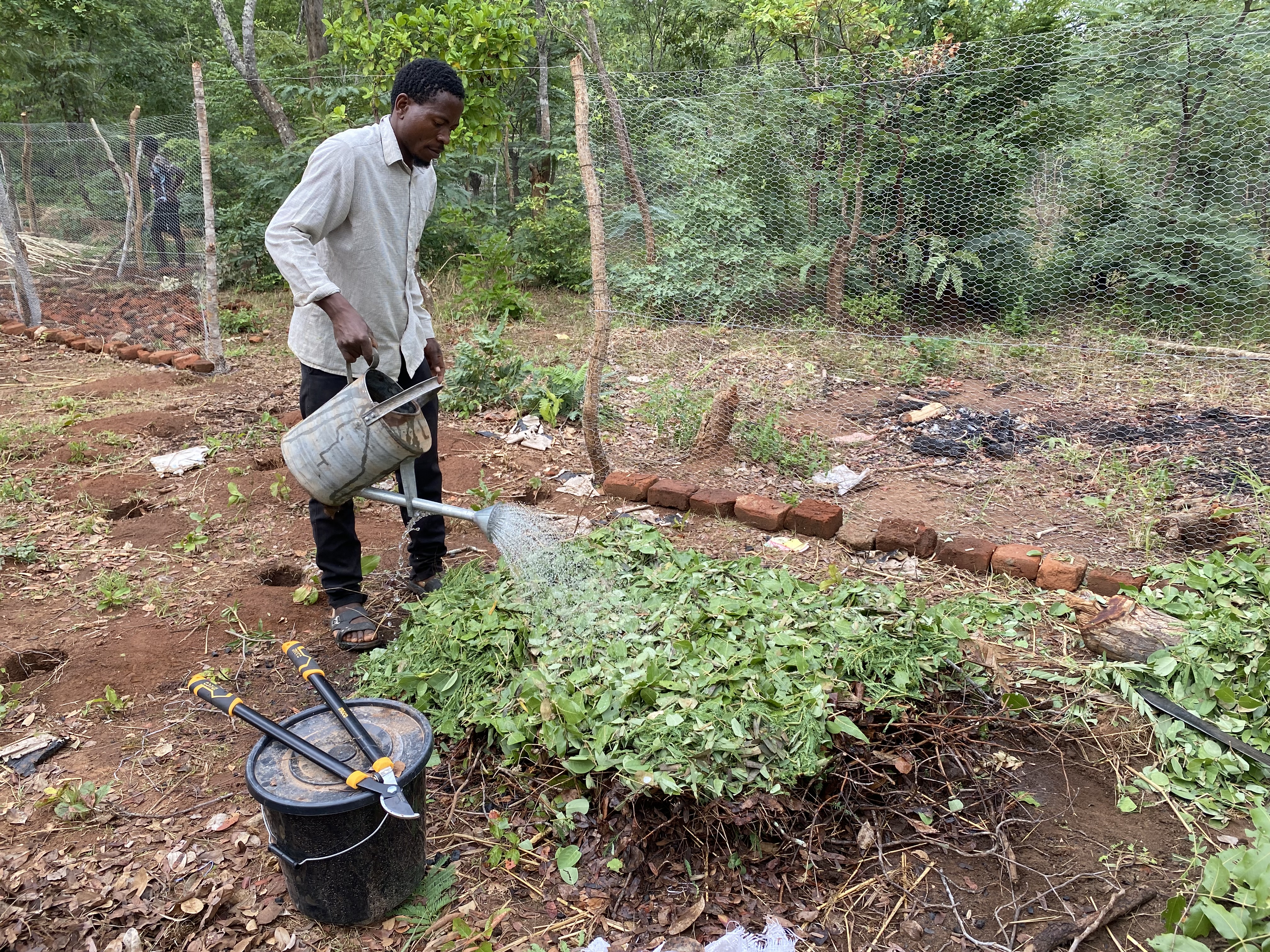 Het maken van compost door Shema. Het Kassisi instituut heeft een unieke methode ontwikkeld waardoor de compost heel snel te gebruiken is