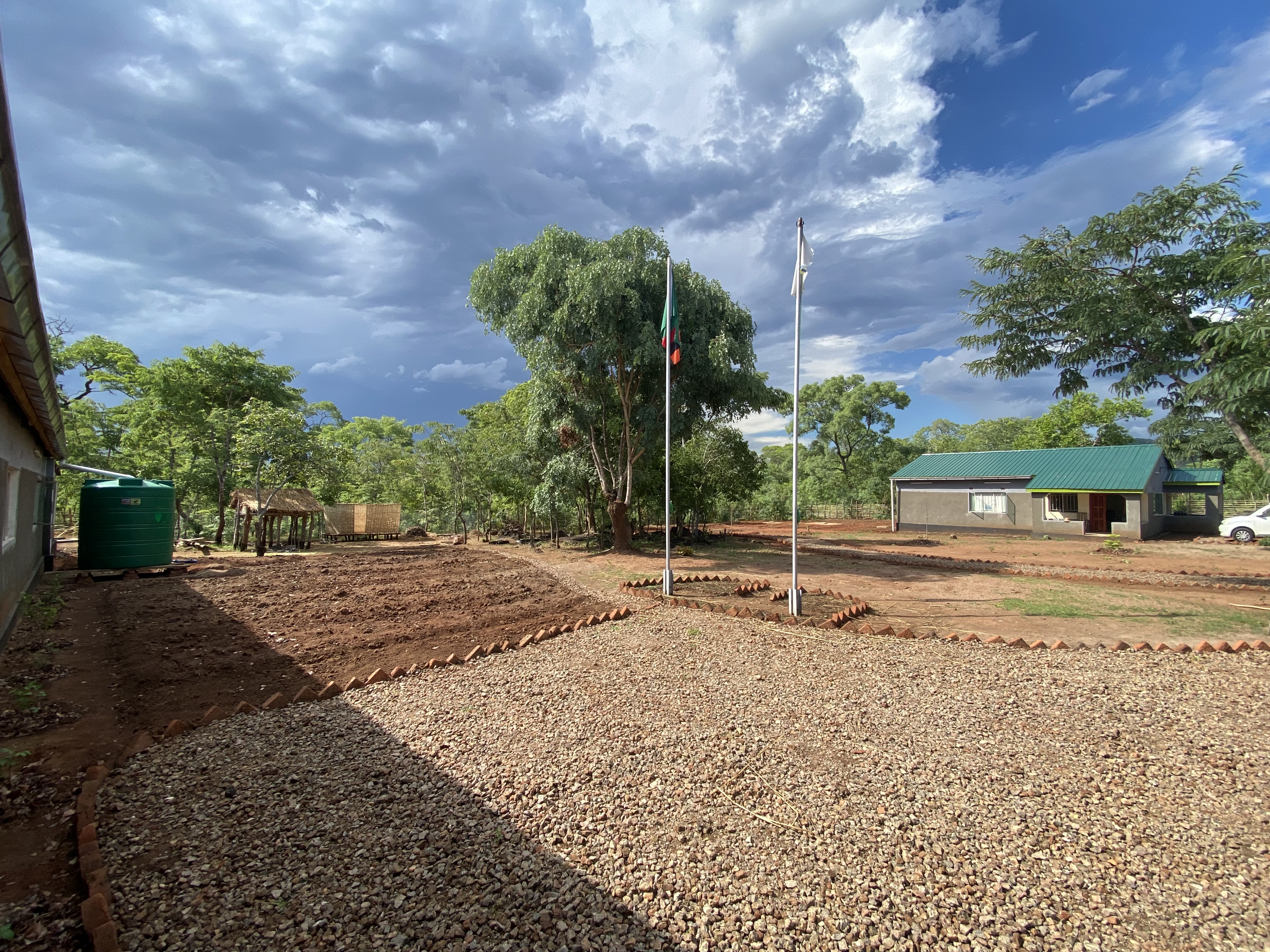 Onze gastenverblijf en organische proeftuin was klaar in februari 2023. Hier geven we trainingen op lokatie en houden we ook de voorlichtingsdagen ter voorkoming van ondervoeding. Op die dagen delen ook voedingssupplementen uit.
