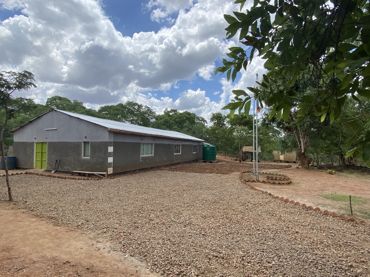 Ons trainingscentrum werd enkele jaren geleden gebouwd. Nu is het omringt door een organische proeftijn van 16 are.
