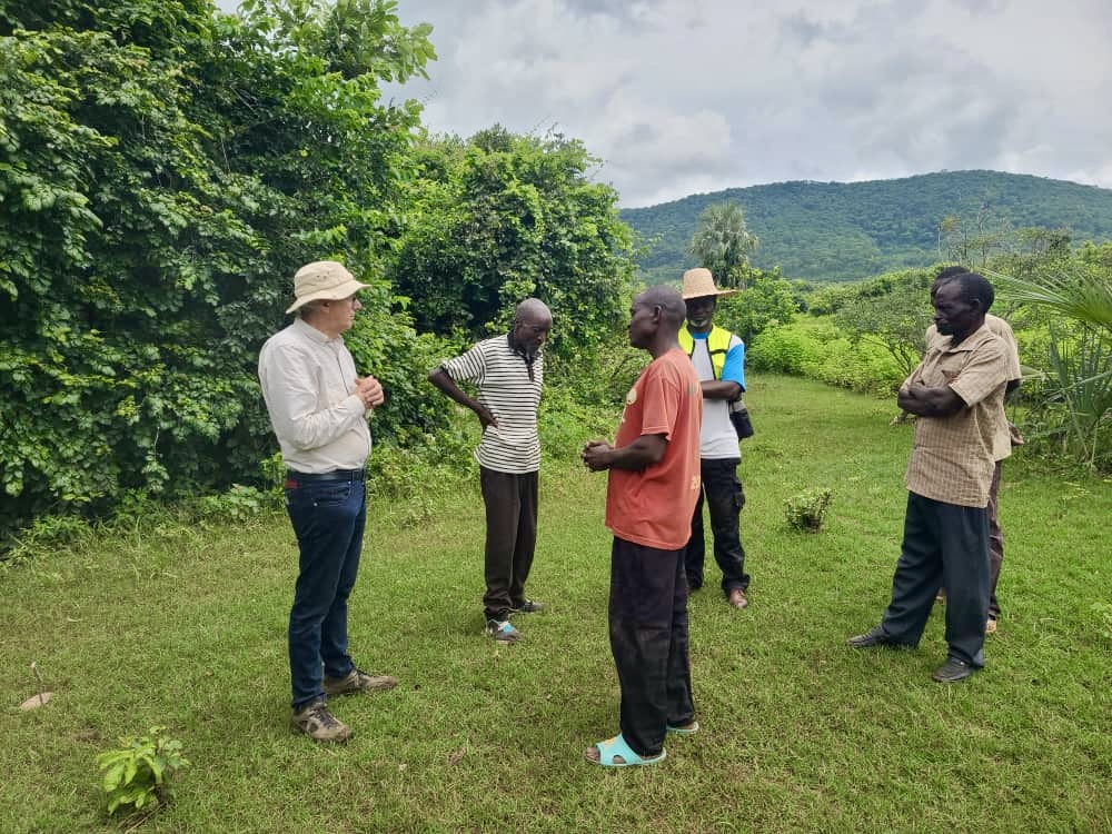 De plek voor een nieuw groot reservoir in Gundani. In de achtergrond de berg Mbosa