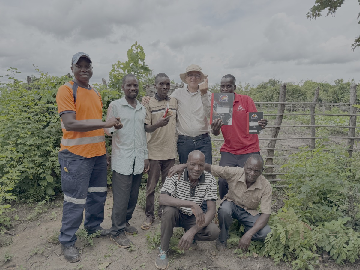 Foto na het opzetten van de eerste dorpsbank welke door de aanwezigen zal worden beheerd. 