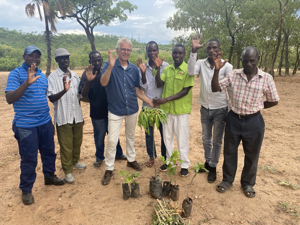 Eerste planten voor de nieuwe organische tuin in Gundani village