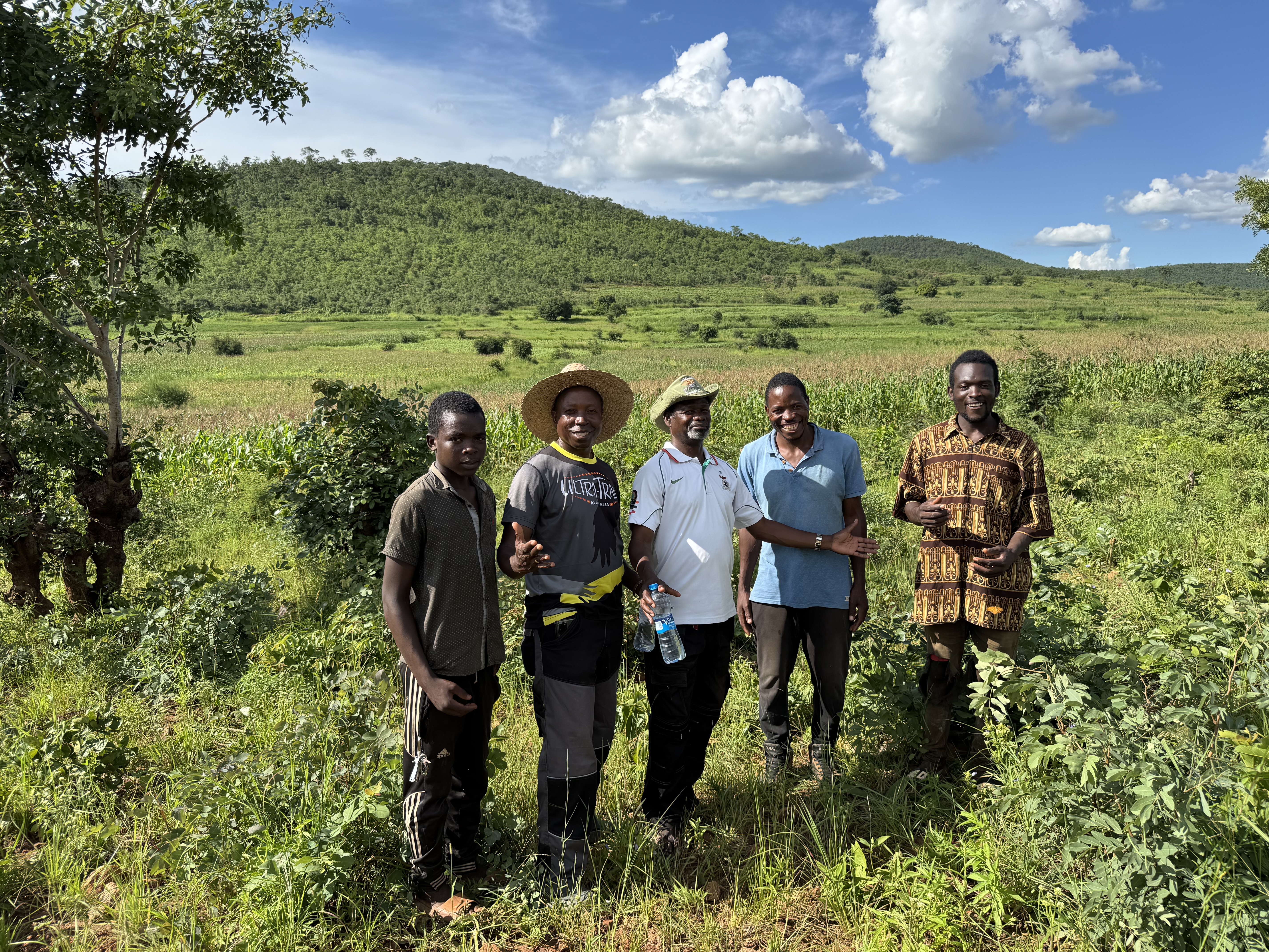 Bezoek aan de boerderij van Shema en planning voor de eerste kleine dam
