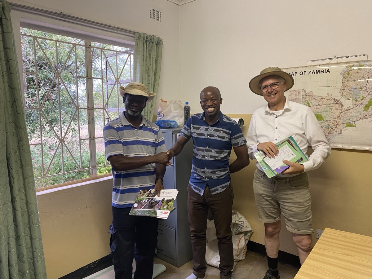 Onze eerste ontmoeting met Emmanuel van het Kassisi instituut. Zij geven trainingen op het gebied van biologische landbouw.